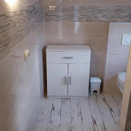 Jan 4 Apartman *